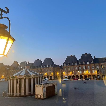 Suites Mana - Matahina Avec Vue Superbe Sur La Place Ducale Et Parking Prive Inclus ชาร์เลอวิลล์-เมซิแยร์ ภายนอก รูปภาพ