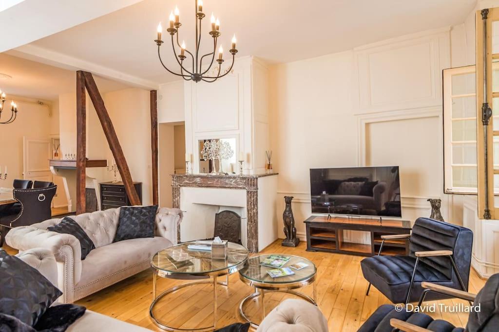 Suites Mana - Matahina Avec Vue Superbe Sur La Place Ducale Et Parking Prive Inclus ชาร์เลอวิลล์-เมซิแยร์ ภายนอก รูปภาพ