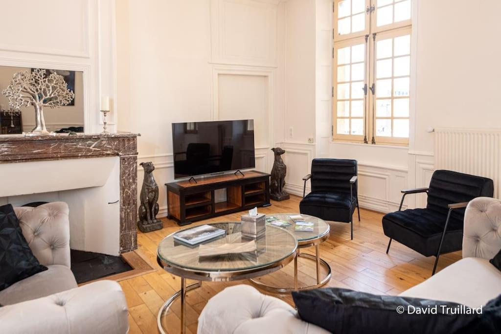 Suites Mana - Matahina Avec Vue Superbe Sur La Place Ducale Et Parking Prive Inclus ชาร์เลอวิลล์-เมซิแยร์ ภายนอก รูปภาพ