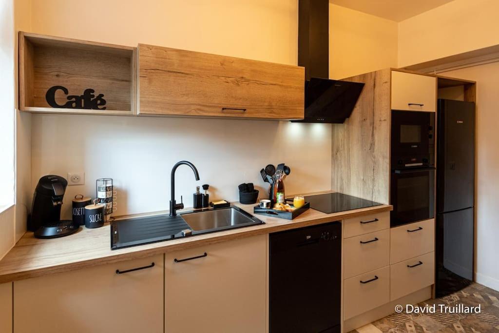 Suites Mana - Matahina Avec Vue Superbe Sur La Place Ducale Et Parking Prive Inclus ชาร์เลอวิลล์-เมซิแยร์ ภายนอก รูปภาพ