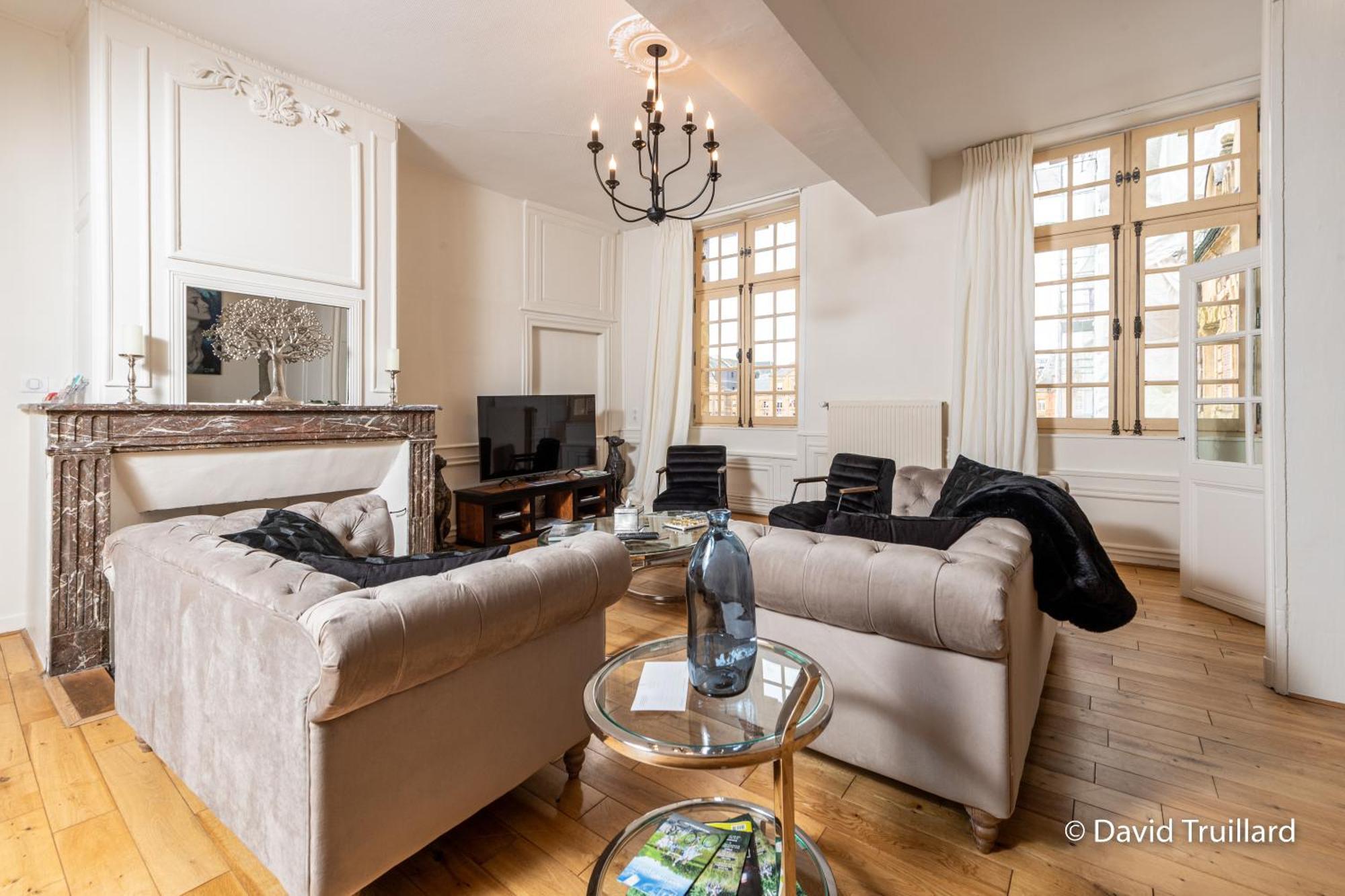 Suites Mana - Matahina Avec Vue Superbe Sur La Place Ducale Et Parking Prive Inclus ชาร์เลอวิลล์-เมซิแยร์ ภายนอก รูปภาพ