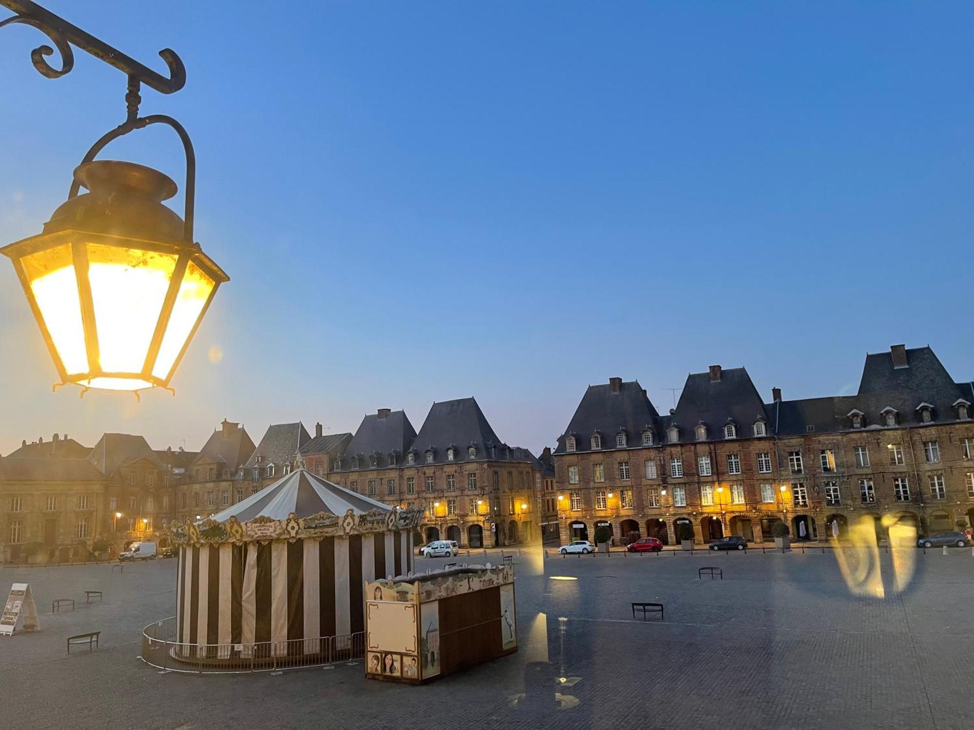 Suites Mana - Matahina Avec Vue Superbe Sur La Place Ducale Et Parking Prive Inclus ชาร์เลอวิลล์-เมซิแยร์ ภายนอก รูปภาพ